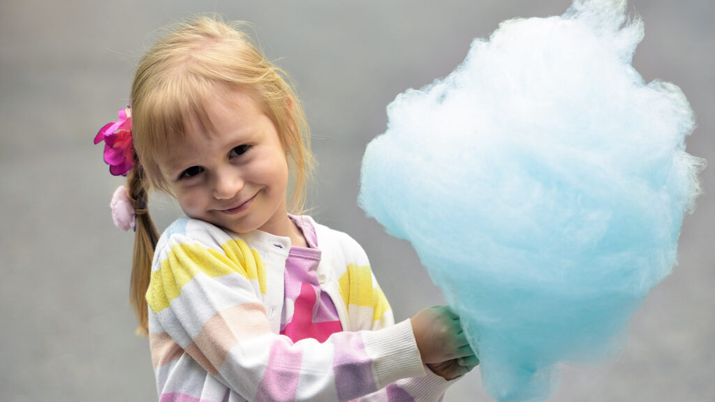 Maedchen mit Zuckerwatte 2